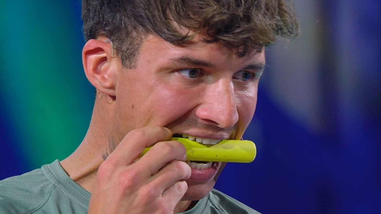 Micha muss im "Sommerhaus der Stars" einmal mehr die Zähne zusammenbeißen. Micha muss im "Sommerhaus der Stars" einmal mehr die Zähne zusammenbeißen.