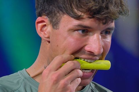 Micha muss im "Sommerhaus der Stars" einmal mehr die Zähne zusammenbeißen.