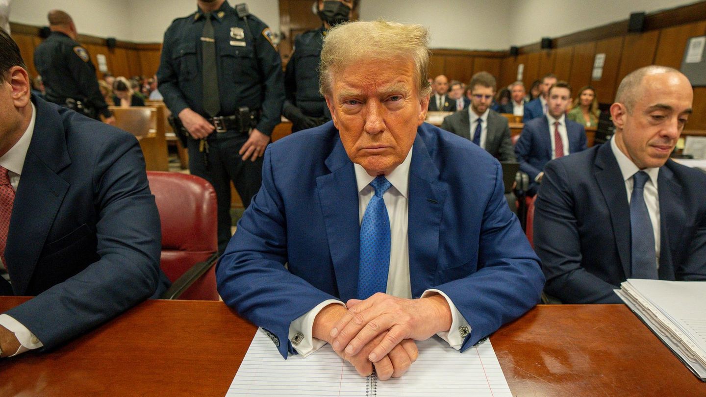 Donald Trump Donald Trump, Präsident der USA, sitzt an einem Schreibtisch