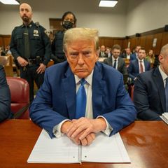 Donald Trump, Präsident der USA, sitzt an einem Schreibtisch