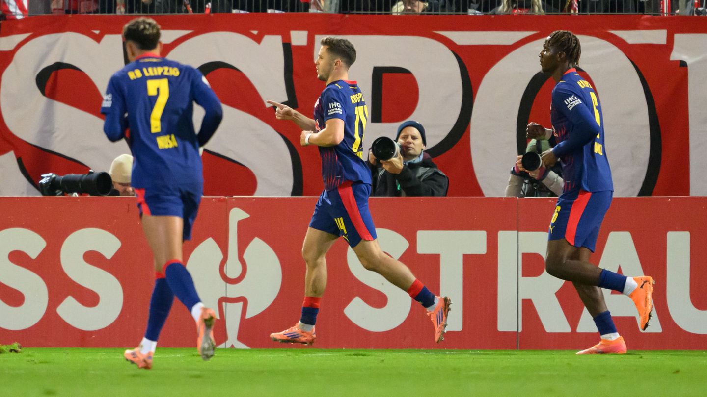 Christoph Baumgartner (RB Leipzig, M) jubelt nach seinem Tor zum 0:2. Foto: Robert Michael/dpa Christoph Baumgartner (RB Leipzig, M) jubelt nach seinem Tor zum 0:2. Foto: Robert Michael/dpa