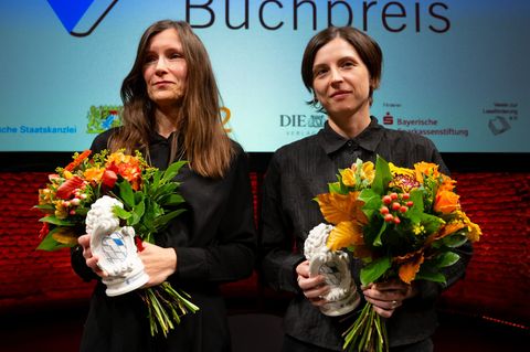 Heike Geißler (l) und Dorothee Elmiger sind Gewinnerinnen des Bayerischen Buchpreises 2025. Foto: Sven Hoppe/dpa