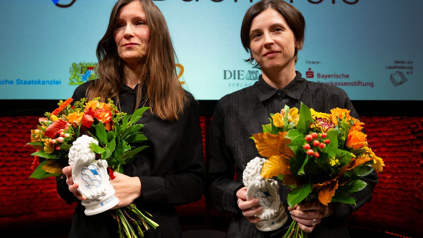 Heike Geißler (l) und Dorothee Elmiger sind Gewinnerinnen des Bayerischen Buchpreises 2025. Foto: Sven Hoppe/dpa Heike Geißler (l) und Dorothee Elmiger sind Gewinnerinnen des Bayerischen Buchpreises 2025. Foto: Sven Hoppe/dpa