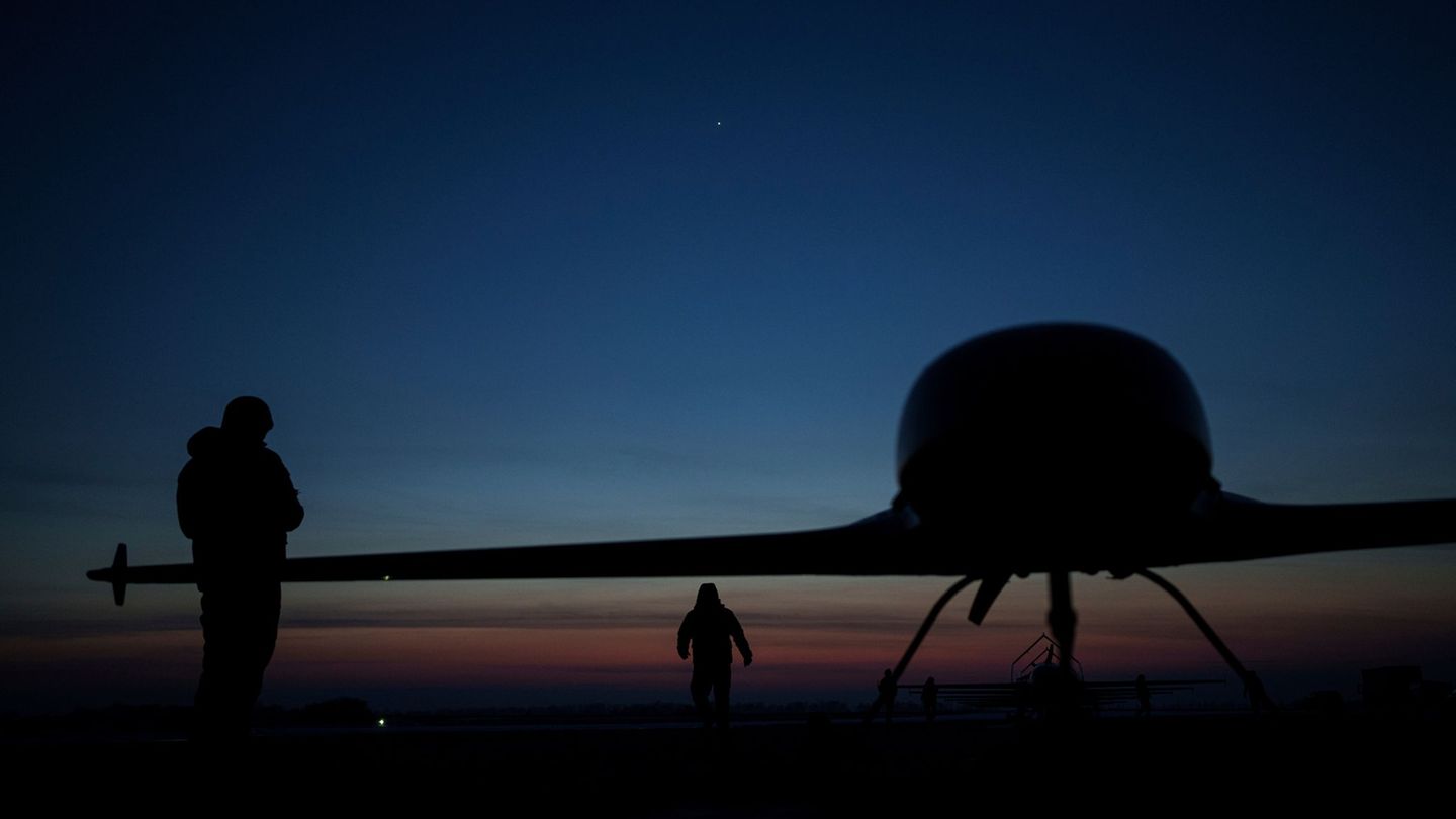 Ukrainische Drohnen fliegen inzwischen weit ins russische Hinterland hinein. (Archivbild) Foto: Evgeniy Maloletka/AP/dpa Ukrainische Drohnen fliegen inzwischen weit ins russische Hinterland hinein. (Archivbild) Foto: Evgeniy Maloletka/AP/dpa
