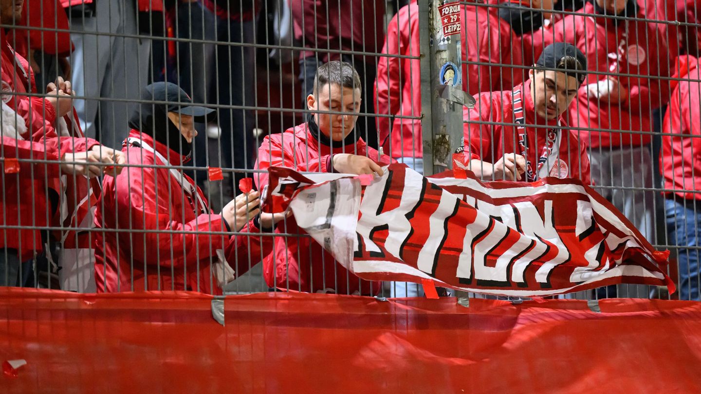 Leipzigs Fans nehmen zu Beginn der zweiten Halbzeit die Fahnen ab. Vor Beginn des Spiels war ein Fan vor dem Stadion verstorben. Leipzigs Fans nehmen zu Beginn der zweiten Halbzeit die Fahnen ab. Vor Beginn des Spiels war ein Fan vor dem Stadion verstorben.