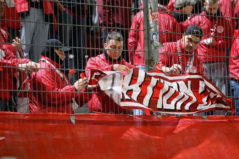 Leipzigs Fans nehmen zu Beginn der zweiten Halbzeit die Fahnen ab. Vor Beginn des Spiels war ein Fan vor dem Stadion verstorben.