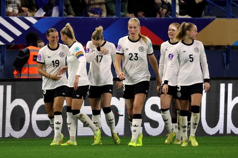 Die DFB-Frauen um Klara Bühl (l.) feiern gegen Frankreich den Finaleinzug in der Nations League