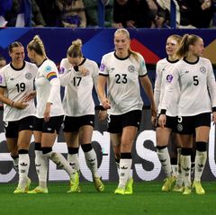 Die DFB-Frauen um Klara Bühl (l.) feiern gegen Frankreich den Finaleinzug in der Nations League