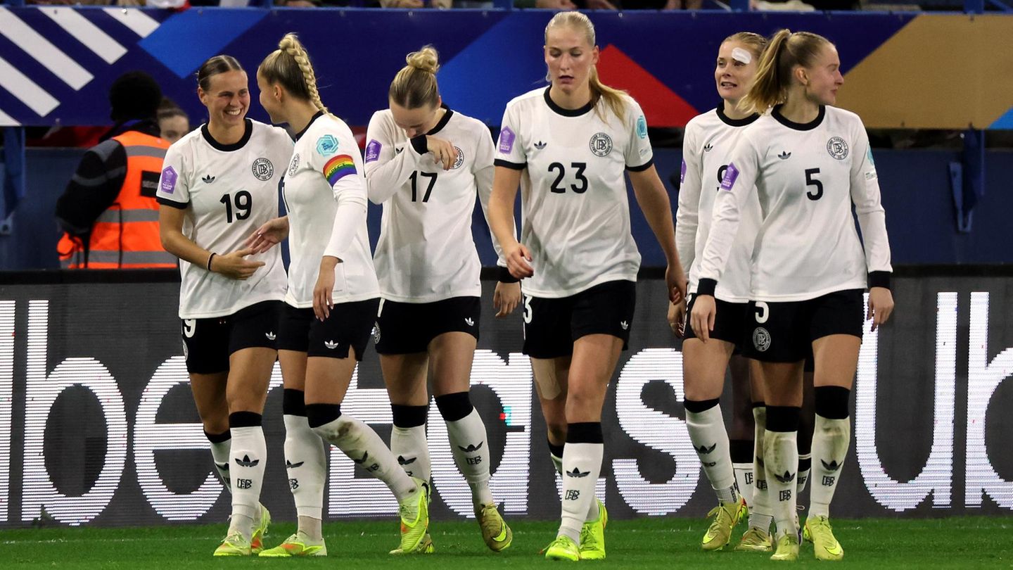 Deutschland DFB Frauen Nations League Die DFB-Frauen um Klara Bühl (l.) feiern gegen Frankreich den Finaleinzug in der Nations League