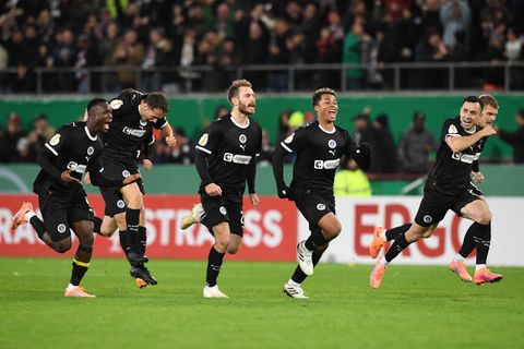 Der FC St. Pauli jubelt nach dem Sieg im Elfmeterschießen. Foto: Daniel Bockwoldt/dpa