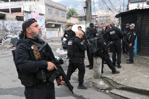 Schwer bewaffnete Einsatzkräfte der brasilianischen Polizei stehen am Dienstag in der Favela Alemão in Rio de Janeiro Schwer bewaffnete Einsatzkräfte der brasilianischen Polizei stehen am Dienstag in der Favela Alemão in Rio de Janeiro