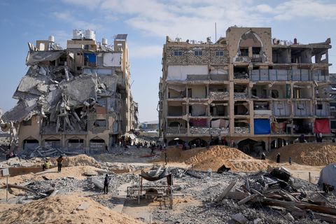 Die Hamas will in den Trümmern im Gazastreifen zwei weitere tote Geiseln geborgen haben. (Archivbild) Foto: Abdel Kareem Hana/AP