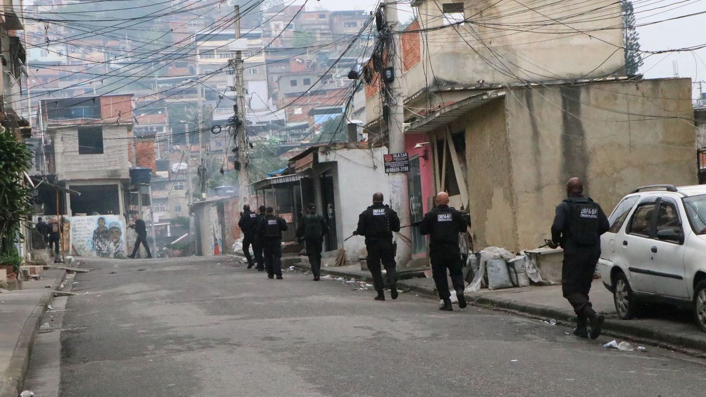 Schüsse und Sprengsätze: Schlag gegen Drogenbande: 64 Tote bei Polizeieinsatz in Rio
