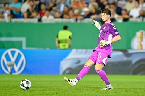 Bei der Rückkehr in seine Fußball-Heimat wieder im Tor des FC Bayern: Jonas Urbig. (Archivbild) Foto: Uwe Anspach/dpa