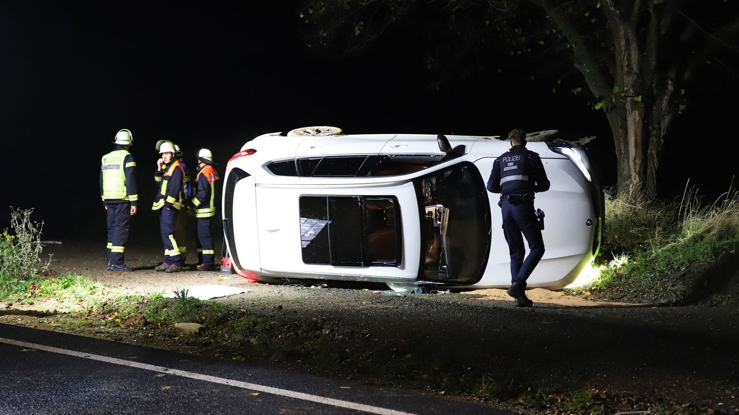 Der Fahrer ist schwer verletzt in ein Krankenhaus gebracht worden. Foto: Sascha Thelen/dpa Der Fahrer ist schwer verletzt in ein Krankenhaus gebracht worden. Foto: Sascha Thelen/dpa