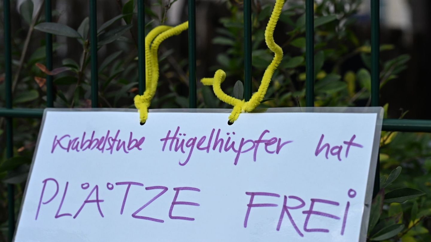 Such-Aufruf statt Warteliste bei der Kinderkrippe "Hügelhüpfer". Foto: Michael Brandt/dpa Such-Aufruf statt Warteliste bei der Kinderkrippe "Hügelhüpfer". Foto: Michael Brandt/dpa