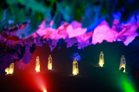 Hexen, schaurige Nonnen und ein Voodoo-Priester sorgen für Gruselstimmung in der Barbarossahöhle. (Archivbild) Foto: Matthias Be