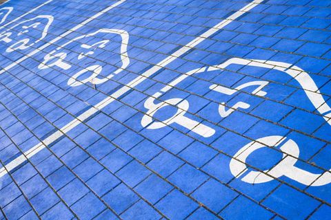 Elektroautos machen weltweit einen immer höheren Anteil der Neuzulassungen aus. (Symbolbild) Foto: Julian Stratenschulte/dpa