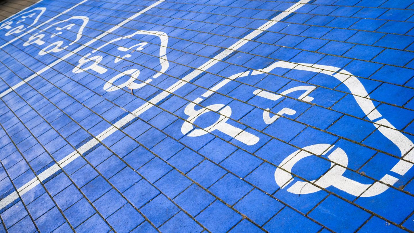 Mobilität: Rekord: Ein Fünftel aller Neuwagen rein elektrisch