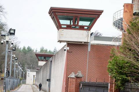 Ein Wachturm an der Mauer der Justizvollzugsanstalt Tegel. (Archivbild) Foto: Fabian Sommer/dpa
