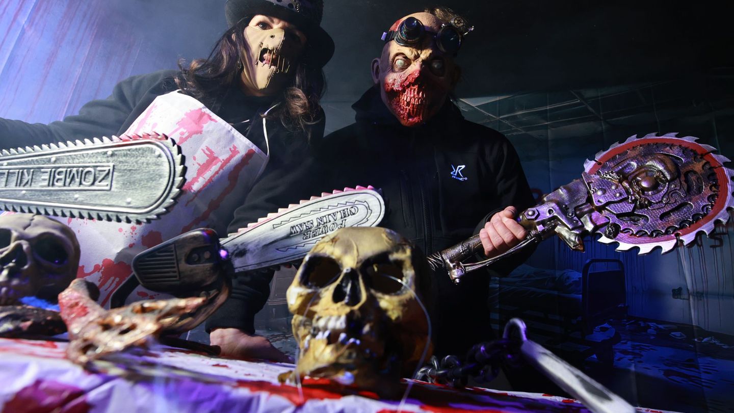 Andrea Spindler und Andy Bosse stehen maskiert in einem Raum ihres Horrorhauses. Foto: Matthias Bein/dpa Andrea Spindler und Andy Bosse stehen maskiert in einem Raum ihres Horrorhauses. Foto: Matthias Bein/dpa