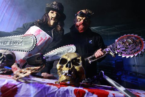 Andrea Spindler und Andy Bosse stehen maskiert in einem Raum ihres Horrorhauses. Foto: Matthias Bein/dpa