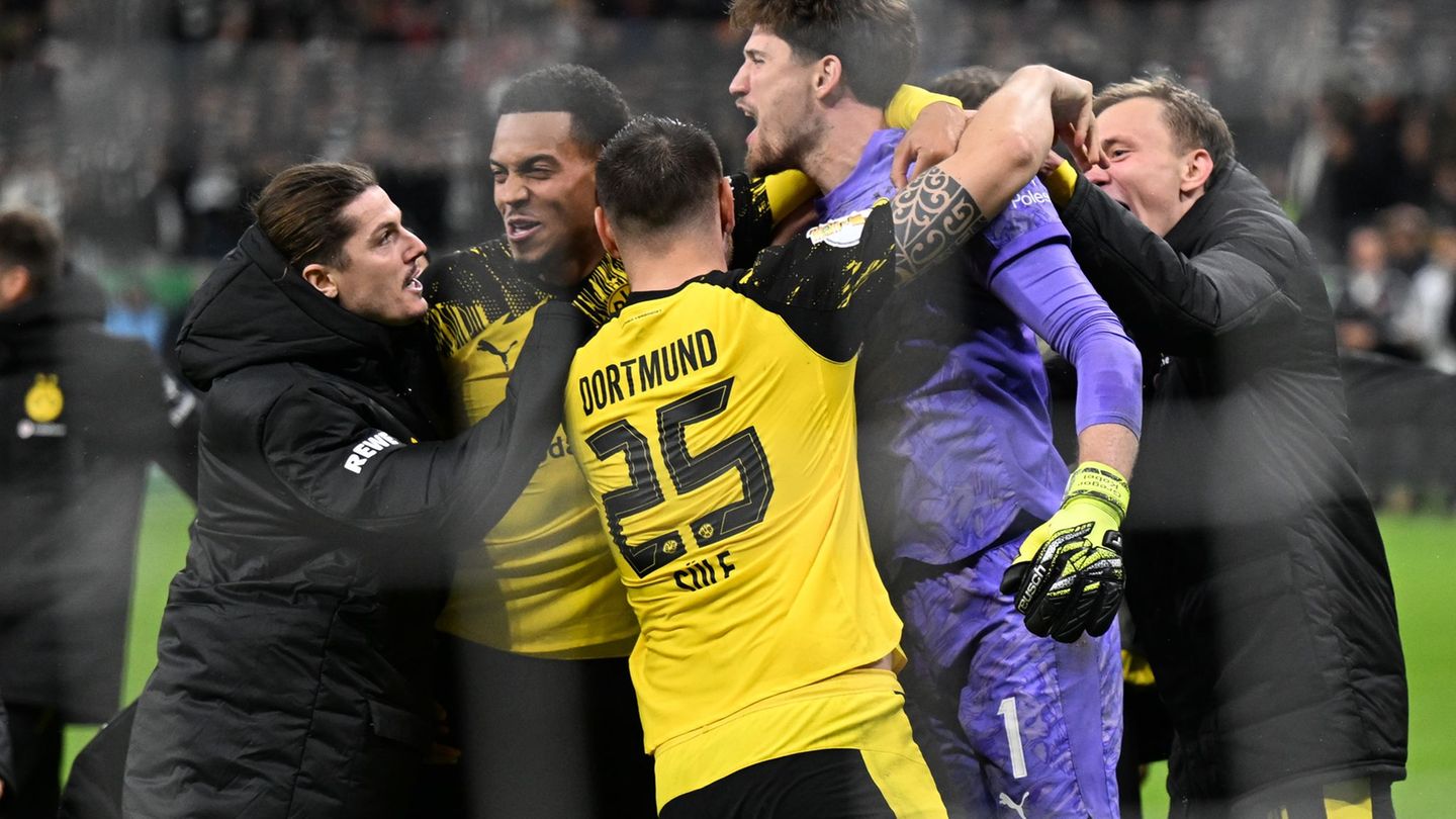 Borussia Dortmund bejubelt den Einzug ins Pokal-Achtelfinale. Foto: Arne Dedert/dpa Borussia Dortmund bejubelt den Einzug ins Pokal-Achtelfinale. Foto: Arne Dedert/dpa