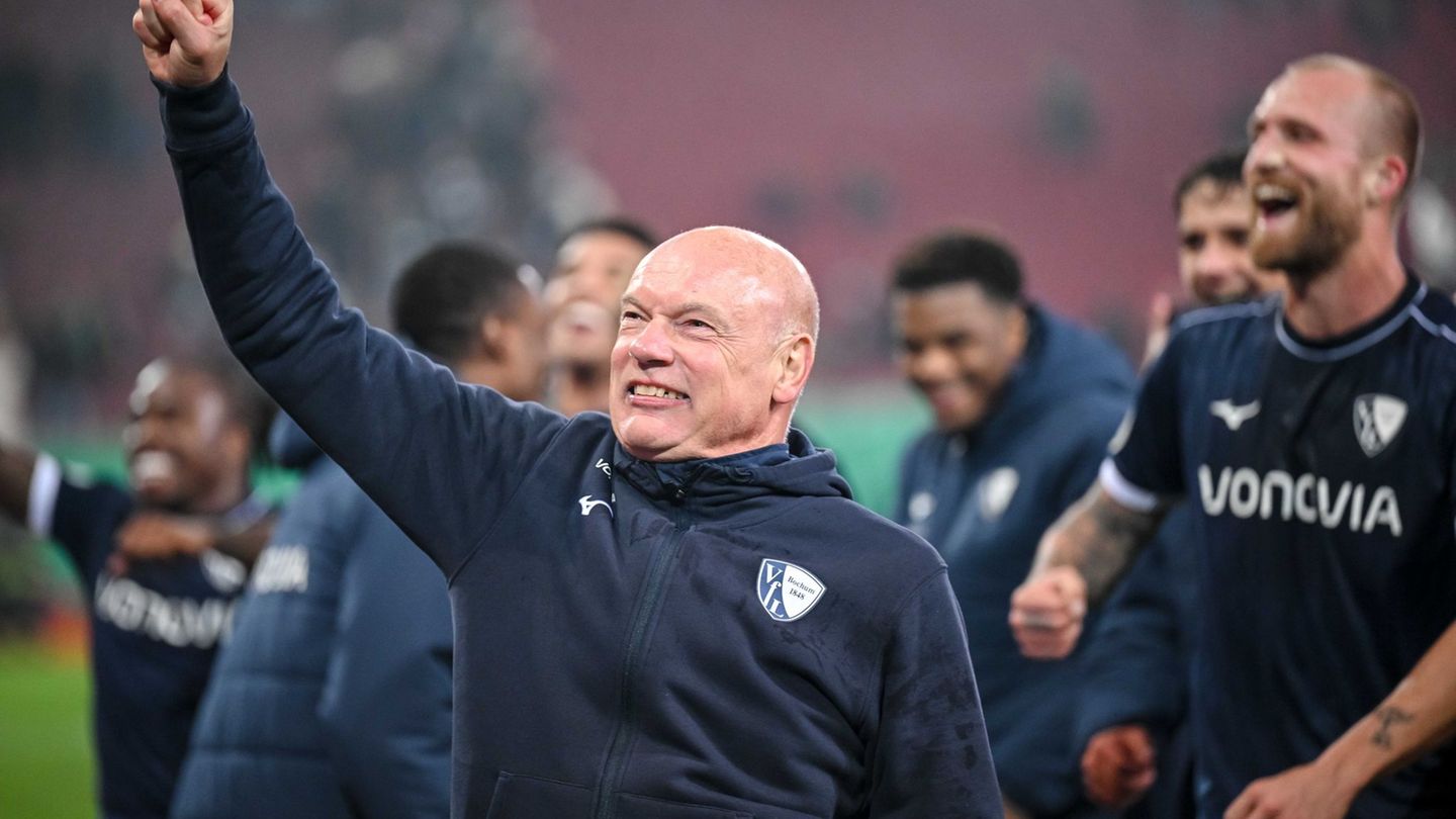 Geschafft: Trainer Uwe Rösler ballt vor dem Bochumer Fanblock jubelnd die Faust. Foto: Harry Langer/dpa Geschafft: Trainer Uwe Rösler ballt vor dem Bochumer Fanblock jubelnd die Faust. Foto: Harry Langer/dpa