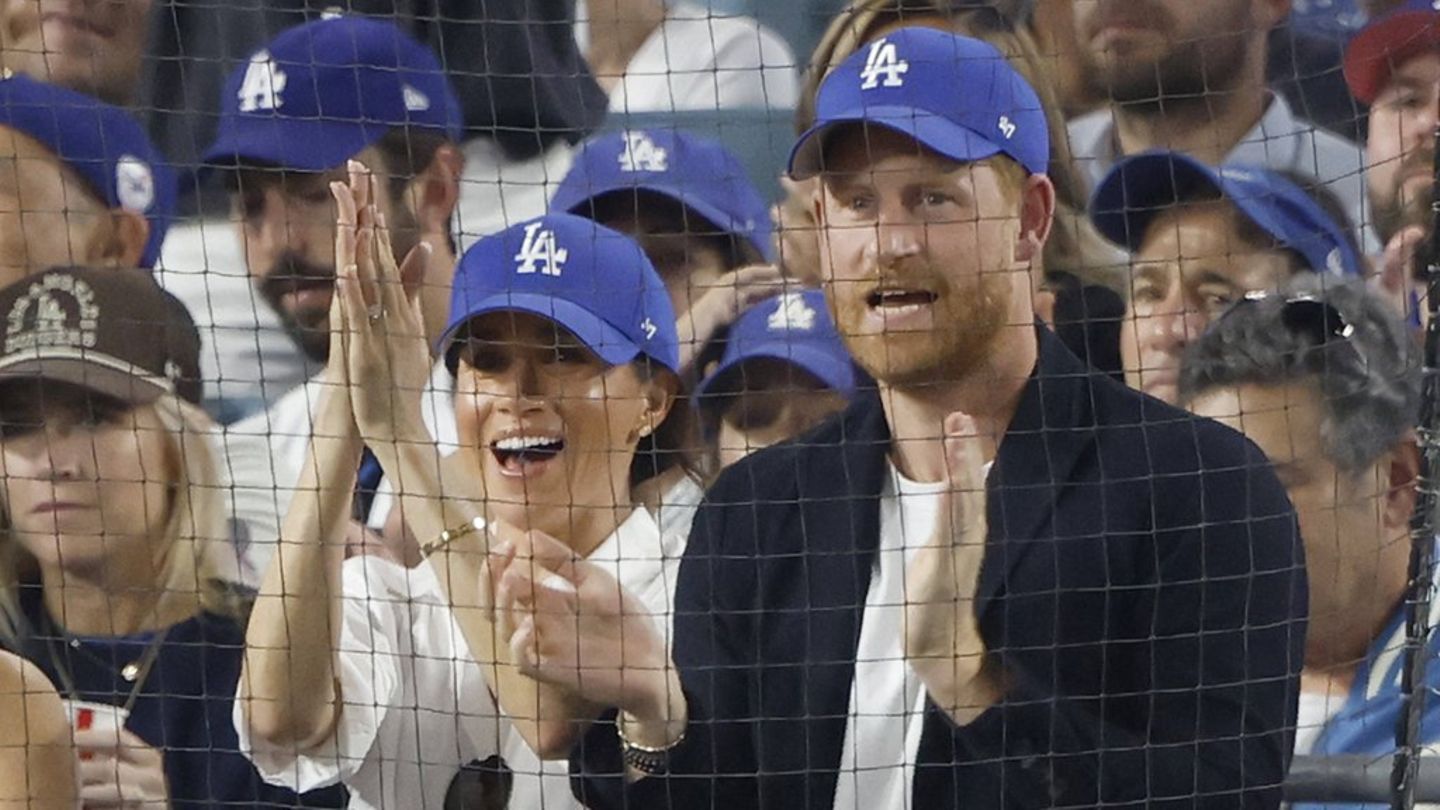 Herzogin Meghan und Prinz Harry jubeln am Dienstagabend im Dodgers Stadium in L.A. Herzogin Meghan und Prinz Harry jubeln am Dienstagabend im Dodgers Stadium in L.A.
