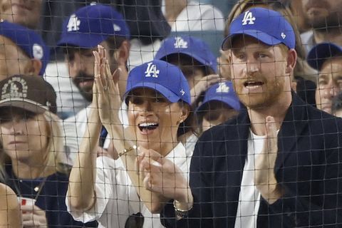 Herzogin Meghan und Prinz Harry jubeln am Dienstagabend im Dodgers Stadium in L.A.
