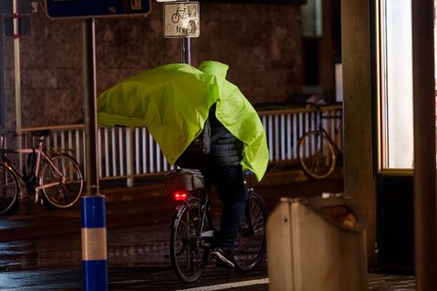 Am Donnerstag kündigen Meteorologen in Ostwestfalen und im Bergland starke bis stürmische Böen an. (Archivbild) Foto: Henning Ka