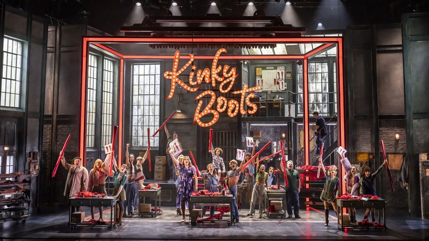 "Kinky Boots" erzählt die Geschichte von Charlie Price, der die angeschlagene Schuhfabrik seines toten Vaters erbt. Foto: Johan  "Kinky Boots" erzählt die Geschichte von Charlie Price, der die angeschlagene Schuhfabrik seines toten Vaters erbt. Foto: Johan