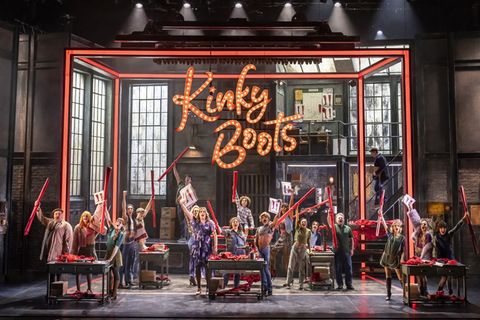 "Kinky Boots" erzählt die Geschichte von Charlie Price, der die angeschlagene Schuhfabrik seines toten Vaters erbt. Foto: Johan  "Kinky Boots" erzählt die Geschichte von Charlie Price, der die angeschlagene Schuhfabrik seines toten Vaters erbt. Foto: Johan