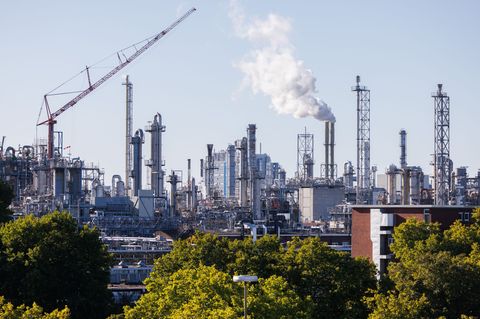 Spürt die schwache Nachfrage: der weltgrößte Chemiekonzern BASF. (Archivbild) Foto: Lando Hass/dpa