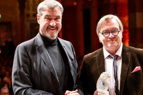 Markus Söder (l.) übergab am Dienstagabend in München den Ehrenpreis an Hape Kerkeling.