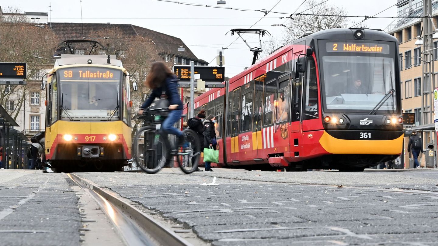 Verletzt wurde durch den Unfall zwischen Auto und Straßenbahn niemand. (Symbolbild) Foto: Uli Deck/dpa Verletzt wurde durch den Unfall zwischen Auto und Straßenbahn niemand. (Symbolbild) Foto: Uli Deck/dpa