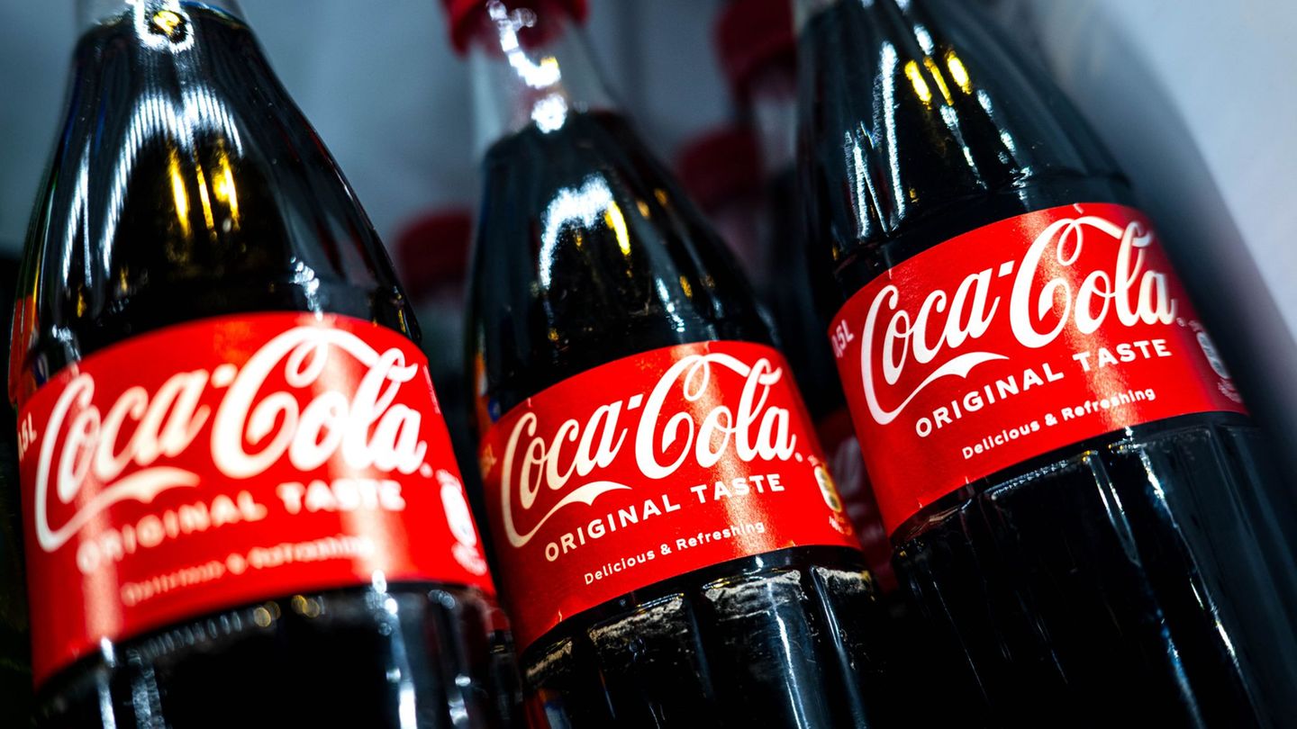 Coca-Cola Europacific Partners hat 24 Standorte in Deutschland für Produktion und Logistik. Dort sind insgesamt 6.500 Menschen b Coca-Cola Europacific Partners hat 24 Standorte in Deutschland für Produktion und Logistik. Dort sind insgesamt 6.500 Menschen b