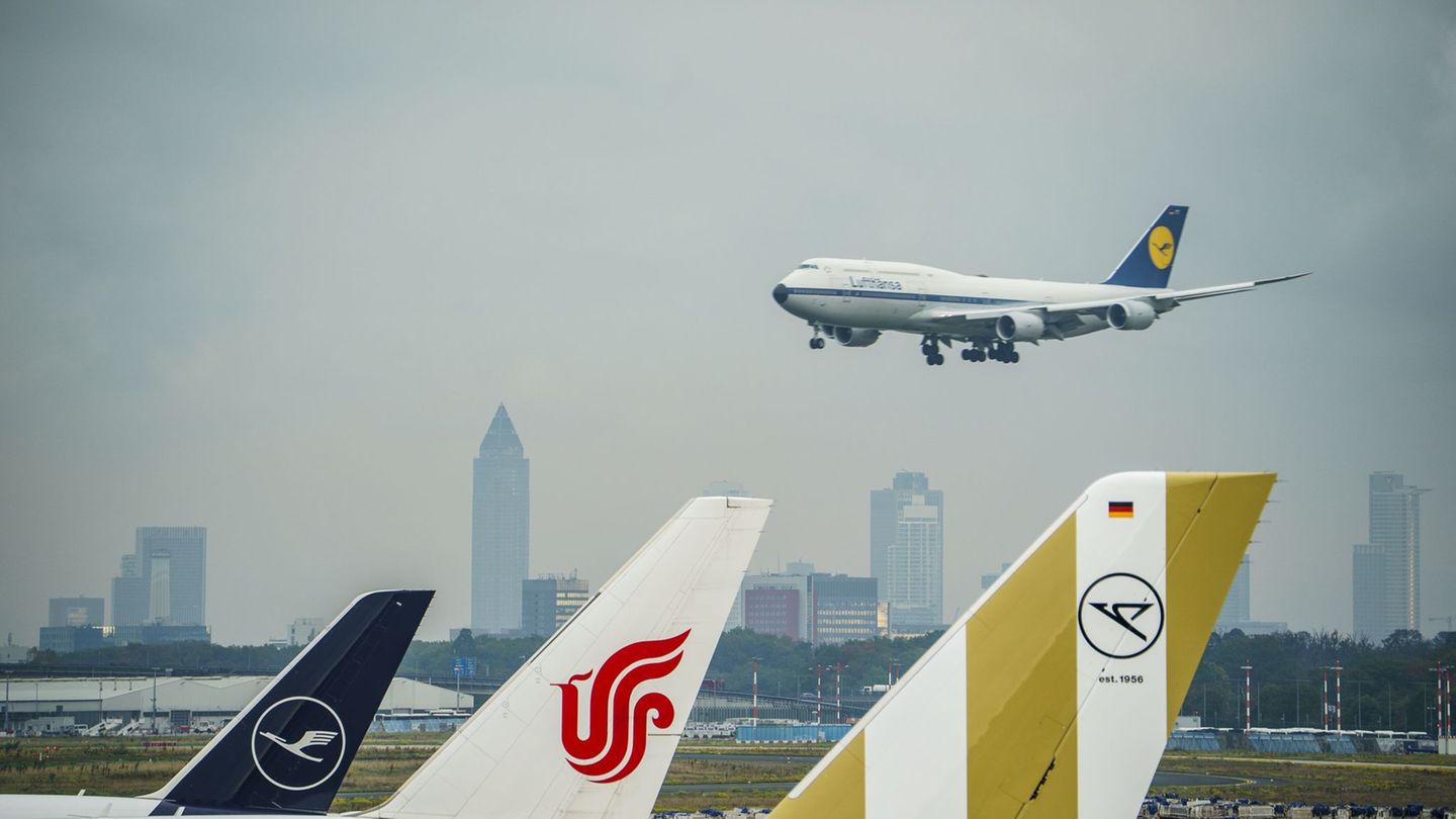 Am Frankfurter Flughafen führt die Bundespolizei ein neues System für Ein- und Ausreisen ein. Es gilt für Bürger, die außerhalb  Am Frankfurter Flughafen führt die Bundespolizei ein neues System für Ein- und Ausreisen ein. Es gilt für Bürger, die außerhalb