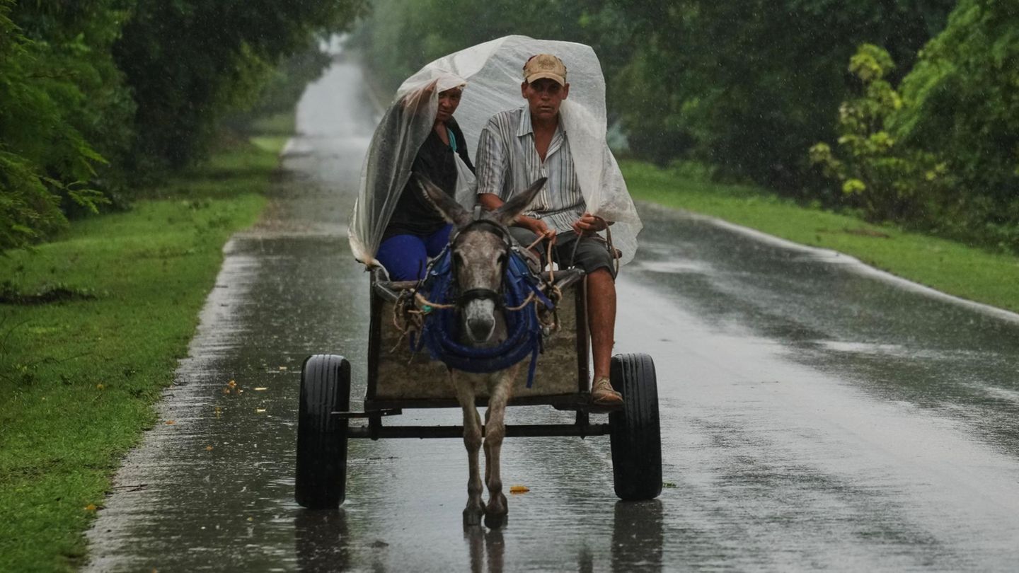 Dieses Paar hat gepackt, was es zu packen gab und gibt nun seinem Esel die Sporen Dieses Paar hat gepackt, was es zu packen gab und gibt nun seinem Esel die Sporen