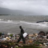 Während Hurrikan "Melissa" wütet, spaziert dieser Mann gemächlich an der jamaikanischen Küste entlang