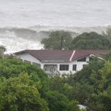 An der Küste der jamaikanischen Gemeinde St. Thomas schlägt der Hurrikan hohe Wellen