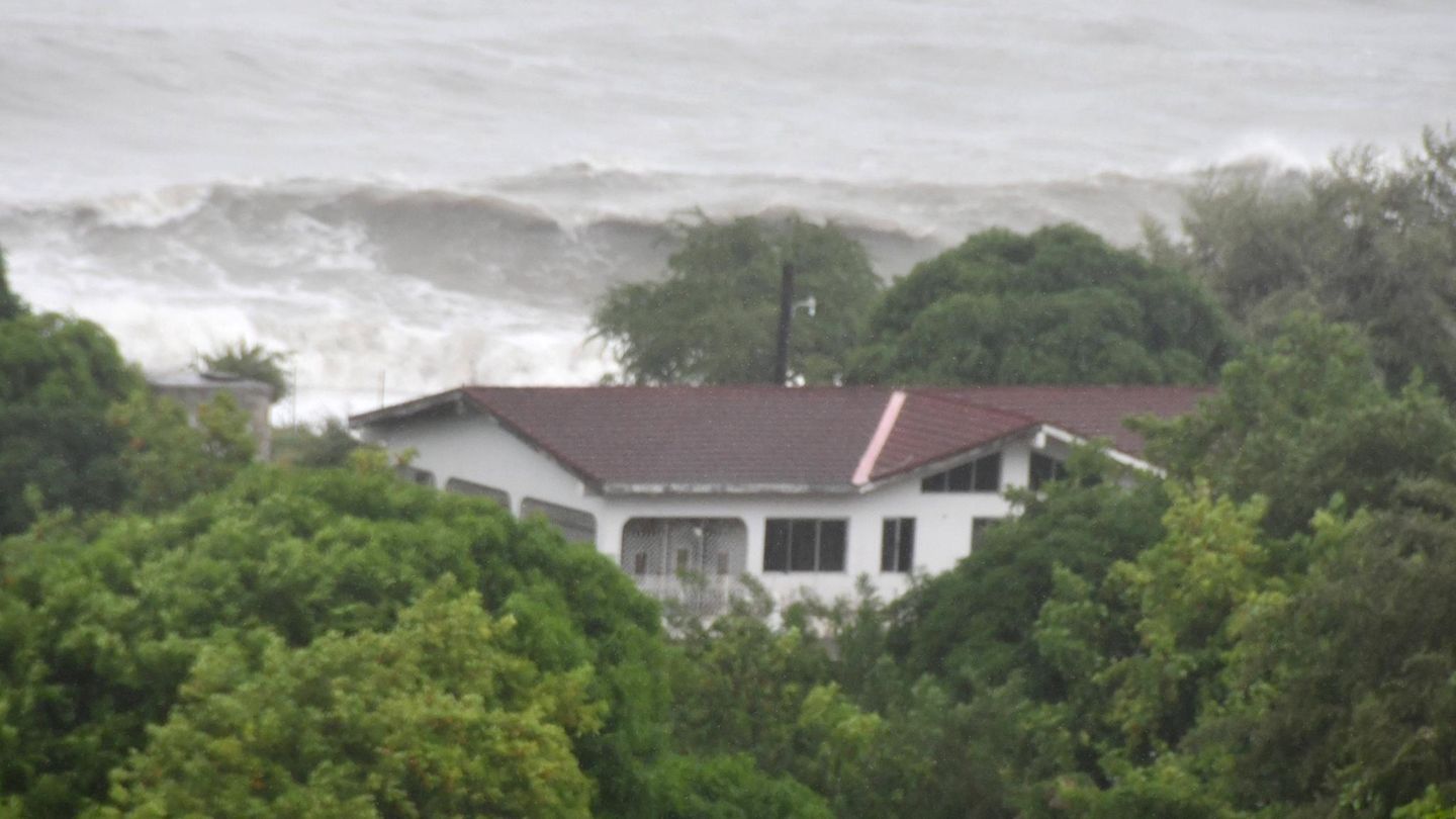 An der Küste der jamaikanischen Gemeinde St. Thomas schlägt der Hurrikan hohe Wellen
