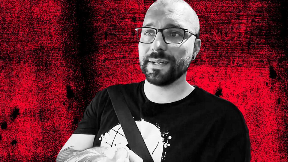 Montage zeigt Tristan Härter vor schwarz-rotem Hintergrund