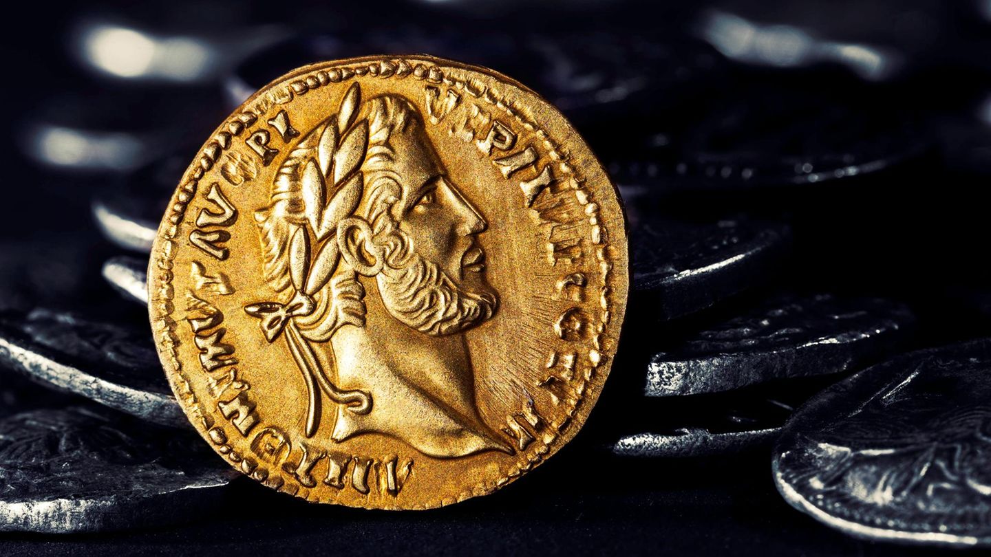 Bei einem Geschäft im Internet bekam eine Frau eine Gurke statt eine Goldmünze wie diese zugeschickt Bei einem Geschäft im Internet bekam eine Frau eine Gurke statt eine Goldmünze wie diese zugeschickt