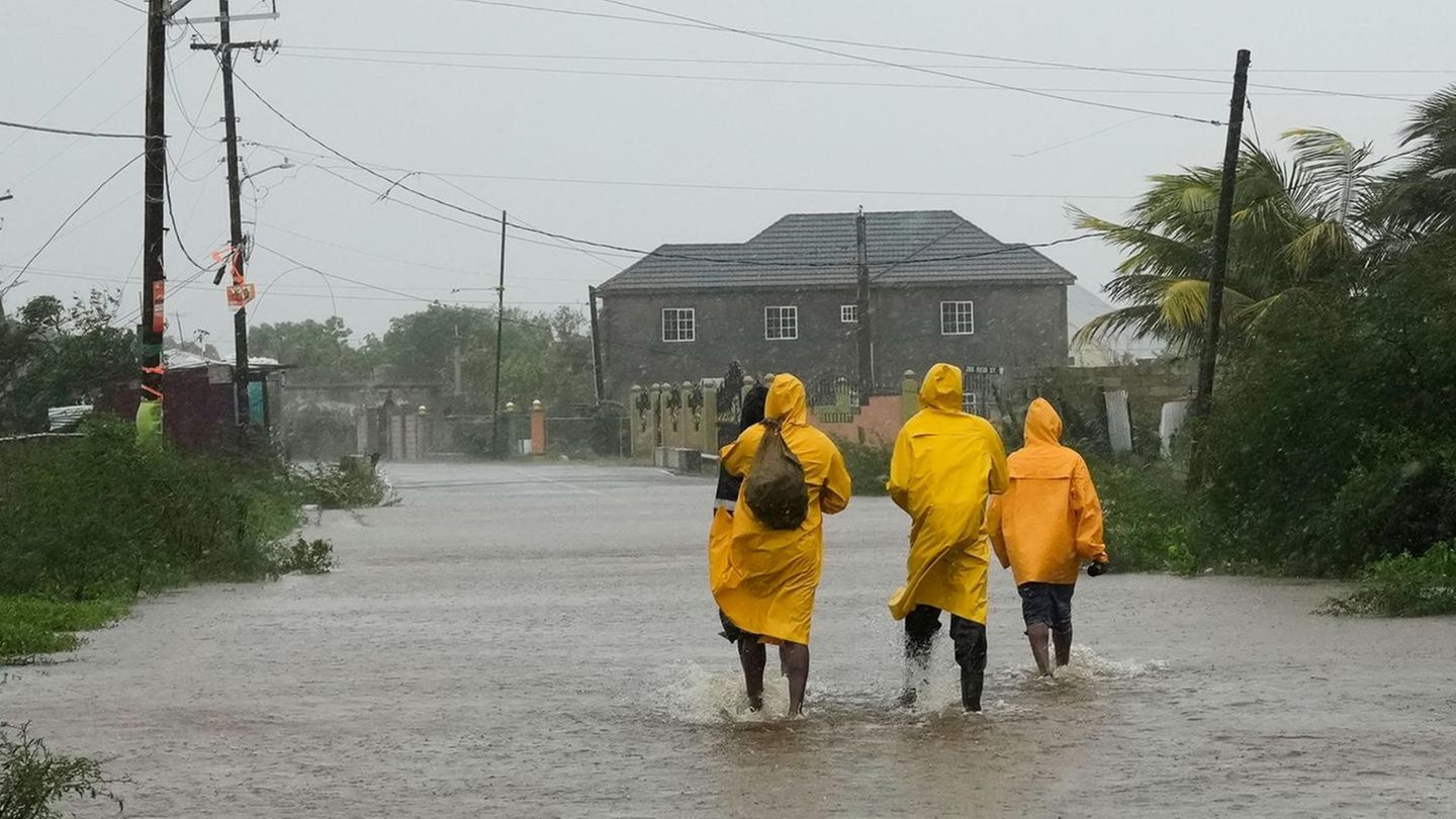 Wenn das Wasser von allen Seiten kommt, helfen Regencapes auch nur noch bedingt