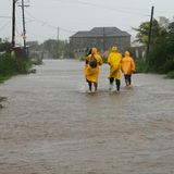 Wenn das Wasser von allen Seiten kommt, helfen Regencapes auch nur noch bedingt