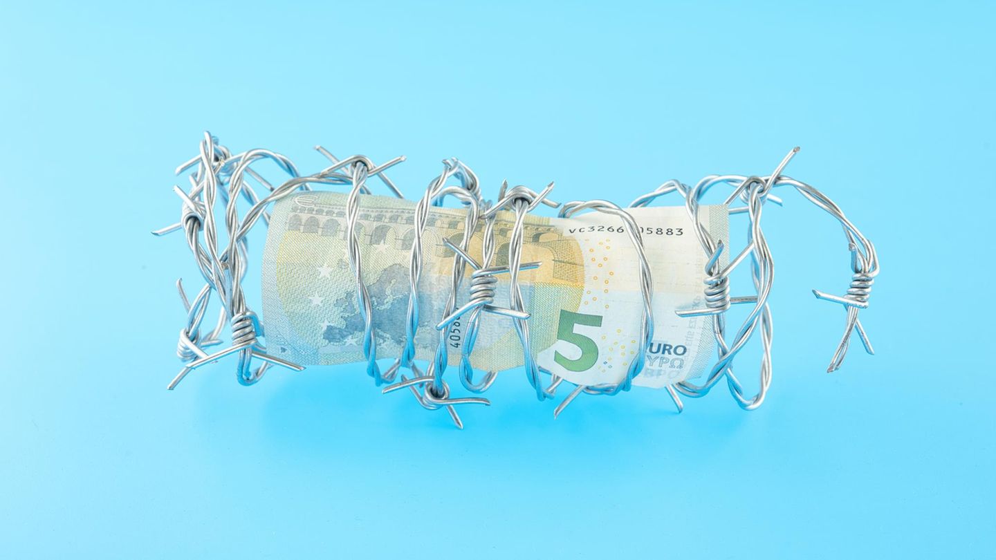 Enterben: Geldschein in Stacheldraht Enterben: Geldschein in Stacheldraht