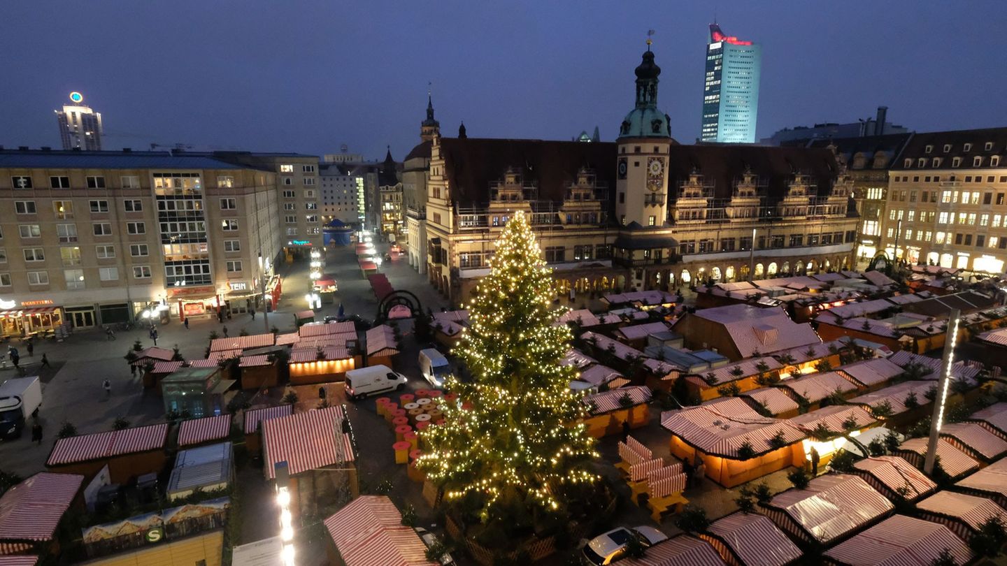 Der Weihnachtsbaum für Leipzig kommt erneut aus dem Vogtland. (Archivbild) Foto: Sebastian Willnow/dpa-Zentralbild/dpa Der Weihnachtsbaum für Leipzig kommt erneut aus dem Vogtland. (Archivbild) Foto: Sebastian Willnow/dpa-Zentralbild/dpa