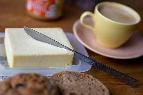 Ende 2024 kostete ein Päckchen Butter 2,39 Euro, nun sind es nur noch 1,39 Euro. Foto: Monika Skolimowska/dpa