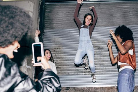 Tiktok Eine Gruppe junger Frauen drehen ein Reel Tiktok Eine Gruppe junger Frauen drehen ein Reel